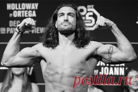 Бывший боец UFC умер в 34 года. Бывший боец UFC, канадец Элиас Теодору умер от рака печени в 34 года. Спортсмен никогда не рассказывал о болезни публично. В UFC канадец провел 11 боев, одержал восемь побед и потерпел три поражения. В 2019 году Теодору уволили из UFC после проигрыша Дереку Брансону.