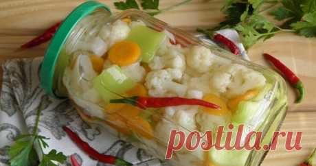 Маринованная цветная капуста на зиму - бесподобная консервированная закуска
Как мариновать цветную капусту?

Чтобы ассортимент кладовой пополнила маринованная капуста цветная на зиму, очень вкусная и пикантная, необходимо будет воспользоваться выбранным рецептом и простыми рекомендациями.

    Перед маринованием капустные вилки споласкивают, разбирают на соцветия и бланшируют в емкости с кипящей водой в течение примерно 3-5 минут.
    Как вариант применяют двух или трехкра...