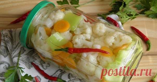 Маринованная цветная капуста на зиму - бесподобная консервированная закуска
Как мариновать цветную капусту?

Чтобы ассортимент кладовой пополнила маринованная капуста цветная на зиму, очень вкусная и пикантная, необходимо будет воспользоваться выбранным рецептом и простыми рекомендациями.

    Перед маринованием капустные вилки споласкивают, разбирают на соцветия и бланшируют в емкости с кипящей водой в течение примерно 3-5 минут.
    Как вариант применяют двух или трехкра...