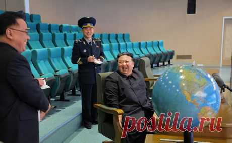Ким Чен Ыну показали спутниковые снимки «вражеских регионов». Лидер Северной Кореи Ким Чен Ын посетил Пхеньянский центр общего контроля и регулирования при Главном государственном управлении по аэрокосмической технике, где ему показали снимки, сделанные разведывательным спутником страны.