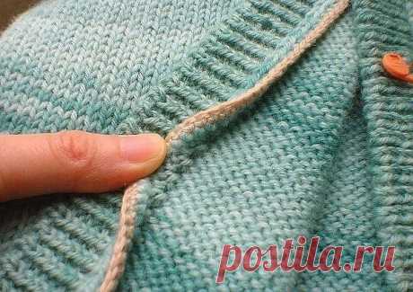 Как правильно разрезать вязанную вещь

Случается, что в шкафу залеживаются вполне хорошие вещи. Причин тому может быть множество. У трикотажа, например горловина может оказаться слишком маленькой (в детской одежде это встречается на каждом шагу) или просто размер стал маловат. Есть способ без перевязывания изменить модель и с помощью нехитрого приема превратить пуловер в кофточку. Для этого нужно его правильно разрезать.

Что для этого нужно
Шаг 1. Находим центр переда и н...