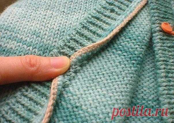 Как правильно разрезать вязанную вещь

Случается, что в шкафу залеживаются вполне хорошие вещи. Причин тому может быть множество. У трикотажа, например горловина может оказаться слишком маленькой (в детской одежде это встречается на каждом шагу) или просто размер стал маловат. Есть способ без перевязывания изменить модель и с помощью нехитрого приема превратить пуловер в кофточку. Для этого нужно его правильно разрезать.

Что для этого нужно
Шаг 1. Находим центр переда и н...