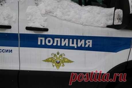 В благополучной петербургской семье отчим полгода насиловал 13-летнюю падчерицу. В Санкт-Петербурге решается вопрос о возбуждении уголовного дела в отношении 44-летнего россиянина, обвиняемого в изнасиловании 13-летней падчерицы. О происходящем в благополучной семье насилии над школьницей узнала исполняющая обязанности директора школы, где училась девочка.