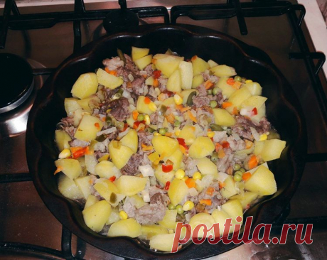 Запеченная свинина с картофелем - Простые рецепты Овкусе.ру