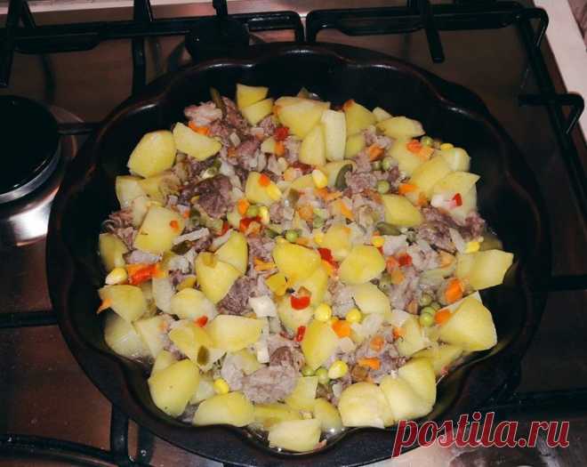 Запеченная свинина с картофелем - Простые рецепты Овкусе.ру