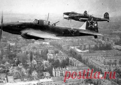 Как еще в 1941 году советские летчики бомбили Берлин 
 


Советские летчики в ходе операции «Берлин», проводимой с августа по сентябрь 1941 года, сбросили на столицу Третьего рейха свыше 600 фугасных и зажигательных бомб.
Урон от налетов авиации союзник…