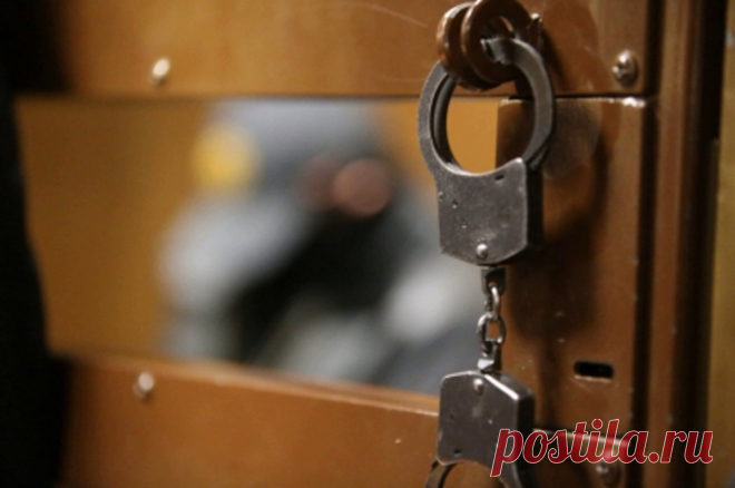 Под Псковом семейная пара с ножом и вилами напала на соцработников. Сотрудницу ПДН доставили в больницу в тяжелом состоянии.