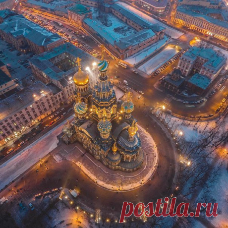 История Храма Спаса-на-Крови 

Церковь Спаса-на-Крови! 
Над каналом дождь, как встарь. 
Ради Правды и Любви 
Тут убит был русский царь. 
Наум Коржавин. 

Этот Собор Воскресения Христова на Крови действительно возведен на месте покушения на цареубийство в 1881 году членом «Народной Воли» террористом И.Гриневицким. Часть тротуара, где была пролита кровь Александра II, вошла в пространство храма, где она огорожена серо-фиолетовыми колоннами из яшмы и покрыта шатром. Еще одним...