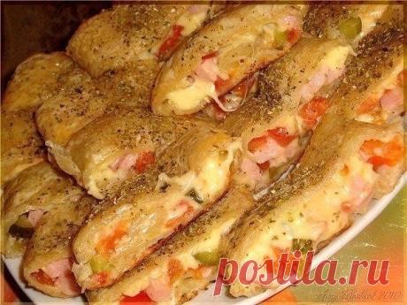 Рулет голландский 🥖

Ингредиенты:

упаковка слоёного теста
ветчина
помидор
маринованные огурцы
сыр
горчица
яйцо
специи и
травы: черный молотый перец, орегано, майоран, базилик.

Приготовление:

Тесто раскатываем и смазываем горчицей.
Сыр трем, помидор, ветчину и огурцы режем мелкими кубиками.
Выкладываем начинку полосой посередине теста: сначала сыр, потом все остальное и снова сыр.
Посыпаем перцем и совсем немного травами.
Сворачиваем рулет и аккуратно перекладываем на п...
