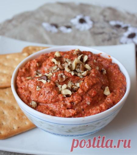 Дип из печеных перцев и грецких орехов Продолжаем эксплуатировать тему доступных свежих овощей - когда ж еще, как не в августе? Сегодня мы будем готовить макательный соус из сладкого перца. Его хорошо подавать с солеными крекерами или гренками.Если вы хотите сделать этот макательный соус менее калорийным, уберите из состава панировочные сухари. За счет этого дип станет более легким, но приобретет менее густую [...]