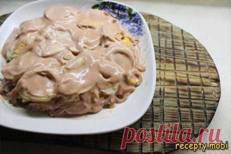Мясной слоеный салат с маринованным луком и пикантным соусом

✅Ингредиенты
вареное мясо - 200 г;
кетчуп - опционально;
лук красный - 1 шт;
яйца вареные - 3 шт;
майонез - опционально;
лук репчатый - 1 шт;
пряности к мясу.