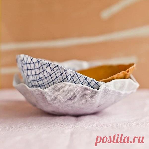 Идея: мисочки из ткани для мелочей - Сам себе мастер - медиаплатформа МирТесен По сути, это папье-маше из ткани: принцип изготовления тот же. Такие мисочки можно использовать для хранения украшений, канцелярских скрепок и других мелочей. Выглядят они очень интересно, а сделать их несложно. К тому же, так можно использовать остатки красивых тканей. ВАМ ПОТРЕБУЕТСЯ: воздушные