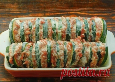 Запеченные кабачки с фаршем. Это отличная летняя замена голубцам. Блюдо сочное и сытное. 

Ингредиенты: 
 
кабачок 400 г. 
рис 50 г. 
фарш 250 г. 
сметана 150 г. 
лук репчатый 1 шт. 
сыр 50 г. 
вода 200 мл 
чеснок сушеный 0,25 ч.л. 
паприка молотая 0,25 ч.л. 
соль 0,25 ч.л. 
перец молотый щепотка
 
Порядок приготовления 
 
Подготовить все необходимое. Рис промыть и оставить в воде на полчаса, чтобы зернышки впитали влагу и набухли. Фарш здесь смешанный, говядина и курица.К...