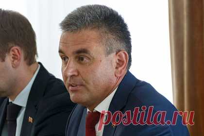 Президент Приднестровья проголосовал на выборах в Госдуму. Президент непризнанной Приднестровской Молдавской республики (ПМР) Вадим Красносельский вместе с супругой проголосовали на выборах в российскую Государственную Думу. Отмечается, что свои голоса они отдали на участке №8205, расположенном во Дворце Республики в Тирасполе.