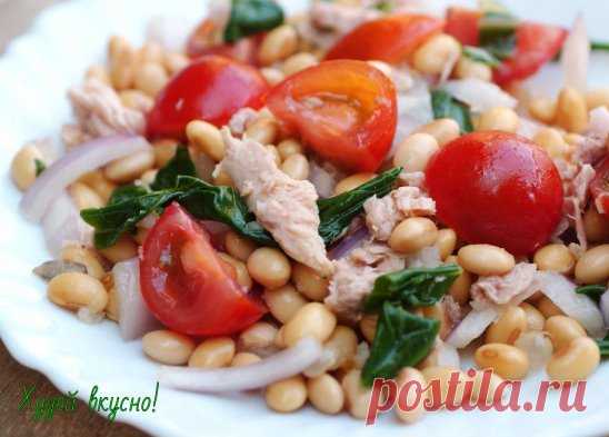 Салат с тунцом и фасолью: ужин для идеальной фигуры 
🔸на 100грамм - 50.33 ккал🔸Б/Ж/У - 4.69/0.37/7.07🔸 
Ингредиенты: 
Тунец консервированный в собственном соку 50 г 
Белая фасоль 50 г (в сухом виде) 
Помидор 1 шт. 
Лук репчатый 30-50 г 
Натуральный йогурт 2-3 ч. л. 
Кабачок/цуккини 100 г 
2-3 ч. л. сока от тунца 
Перец черный по вкусу 
Приготовление: 
Фасоль предварительно отварить. 
Лук порезать, замариновать в слабом растворе уксуса минут на 20-30. 
Кабачок/цуккини порезать кружочками, чу