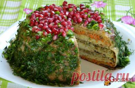 Блинный закусочный торт Изумительно вкусный тортик! Рецепт полностью постный и блинчики готовятся на воде. Торт содержит три разные начинки, которые перекликаются между собой тонкой пикантной ноткой перца и сельдерея. А зерна граната не только украшают тортик, но и гармонично дополняют вкус. Подавать с зеленью.