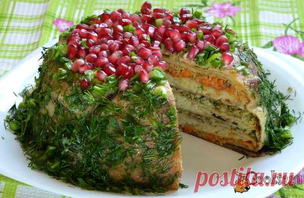 Блинный закусочный торт Изумительно вкусный тортик! Рецепт полностью постный и блинчики готовятся на воде. Торт содержит три разные начинки, которые перекликаются между собой тонкой пикантной ноткой перца и сельдерея. А зерна граната не только украшают тортик, но и гармонично дополняют вкус. Подавать с зеленью.