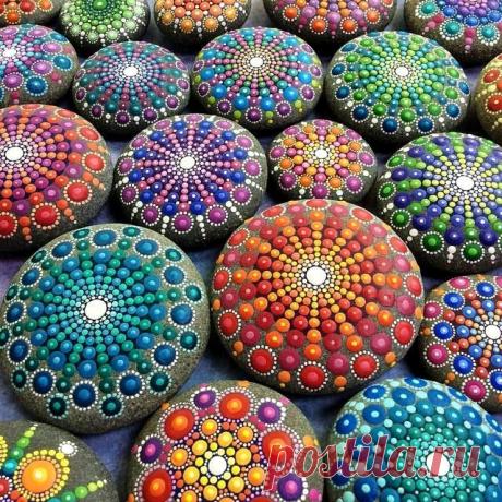 Мандалы на пляжных камнях от художницы Элспет Маклин