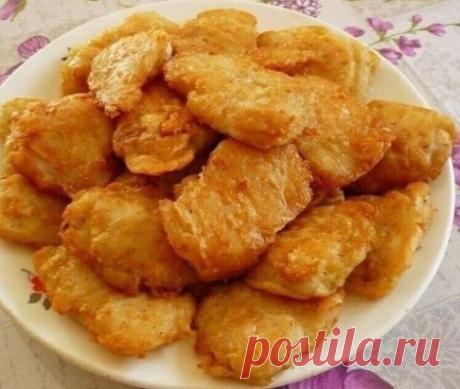 СОЧНАЯ РЫБКА В СМЕТАННОМ КЛЯРЕ
Рыба в таком виде просто великолепна!
Ингредиенты:
Филе рыбы – 0.5 кг
Сметана
Яйца – 4 шт
Мука
Вкусные домашние рецепты
 Простые рецепты в домашних условиях с фото пошагово
Приготовление:
1. Взбалтываем яйца, муку и сметану.
2. Должен получиться густой кляр.Солим его по вкусу.
3. Нарезаем рыбное филе тонкими полосками.
4. Окунаем полоски в кляр и обжариваем с обеих сторон на фритюре.
5. Выкладываем готовую рыбку на салфетку, чтобы убрать лишний жир.