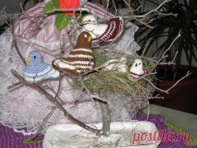 Дерево. . вязаные крючком птицы