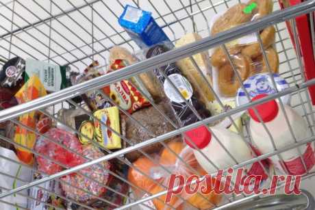 Продукты, подходящие для разгрузочных дней Ежедневный рацион человека обычно рассчитан на две тысячи калорий, а во время разгрузочного рекомендовано снизить их количество до 1,5 тысячи. В неделю следует устраивать не больше трех процедур.Говоря о продуктах, которые лучше всего подойдут для разгрузочного дня, нутрициолог отметил,...