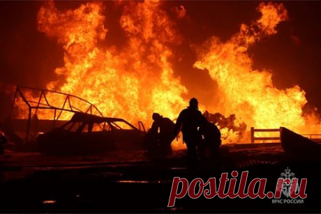 Владелец взорвавшейся АЗС в Махачкале рассказал подробности произошедшего. Соучредитель автозаправочной станции (АЗС) «Нафта 24», взорвавшейся вечером 14 августа, Гусейн Ибрагимов рассказал подробности произошедшего в Махачкале. По словам Ибрагимова, персонал заправки является пострадавшей стороной. «Мы сами не знали. Оказывается, там почти сто тонн удобрения селитры», — заявил он.