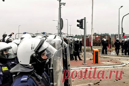 Поляки заподозрили белорусских силовиков в участии в штурме границы. Главный комендант польской полиции Ярослав Шимчик заявил, что прокуратура возбудила уголовное дело по факту нападения на силовиков во время атаки нелегальных мигрантов на польско-белорусской границе. По его словам, беженцы, которые попытались штурмовать КПП «Брузги», были вооружены спецсредствами.