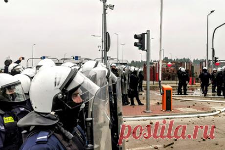 Поляки заподозрили белорусских силовиков в участии в штурме границы. Главный комендант польской полиции Ярослав Шимчик заявил, что прокуратура возбудила уголовное дело по факту нападения на силовиков во время атаки нелегальных мигрантов на польско-белорусской границе. По его словам, беженцы, которые попытались штурмовать КПП «Брузги», были вооружены спецсредствами.