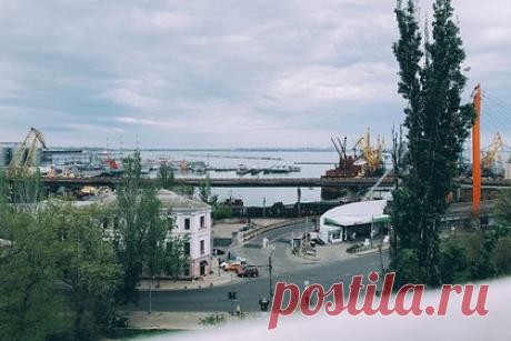 Под Одессой отказались демонтировать памятник Зое Космодемьянской. Власти города в Одесской области решили сохранить памятник Герою Советского Союза Зое Космодемьянской. Монумент стоит возле школы в Белгород-Днестровском. В письме секретаря городского совета Александра Скалозуба указано, что у властей отсутствуют документы, подтверждающие принадлежность монумента конкретной личности.