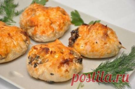 Куриные бомбочки с грибами
 93.85 ккал/100 г  Б/Ж/У: 14.88 / 2.88 / 1.38 
Ингредиенты:
куриное филе 500 г
грибы 300 г
сыр нежирный 70 г
сливки 20%-ные 3 столовые ложки
лук 1 штука
соль, перец черный молотый по вкусу
Приготовление:
Грибы нарезать кубиками и обжарить на оливковом масле с измельченным луком, в конце посолить и поперчить.
К грибам добавить натертый сыр и сливки, перемешать.
Куриное филе отбить, посолить, поперчить. В центр положить грибной фарш, свернуть, придав форму «б