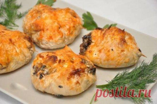 Куриные бомбочки с грибами
 93.85 ккал/100 г  Б/Ж/У: 14.88 / 2.88 / 1.38 
Ингредиенты:
куриное филе 500 г
грибы 300 г
сыр нежирный 70 г
сливки 20%-ные 3 столовые ложки
лук 1 штука
соль, перец черный молотый по вкусу
Приготовление:
Грибы нарезать кубиками и обжарить на оливковом масле с измельченным луком, в конце посолить и поперчить.
К грибам добавить натертый сыр и сливки, перемешать.
Куриное филе отбить, посолить, поперчить. В центр положить грибной фарш, свернуть, придав форму «б