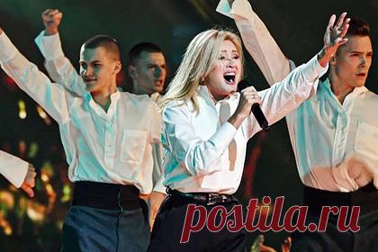 Вика Цыганова со скандалом покинула шоу «Суперстар». Российская певица Вика Цыганова со скандалом покинула телепроект «Суперстар! Возвращение» после шестого эпизода шоу. В ходе передачи звезды эстрады 90-х годы исполняли песни своих коллег. Наибольшее количество баллов получили Авраам Руссо, Шура и Анастасия. Цыгановой же достались более скромные оценки жюри.