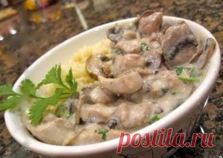 Нежная курица с грибами в сливочном соусе – пальчики оближешь! Ингредиенты: Куриные грудки — 2 штуки Шампиньоны — 400 грамм Сливки 22% — 300 мл Специи — по вкусу Масло сливочное — 40 грамм Приготовление: 1. Шампиньоны нарезаем крупными дольками и тушим на сливочном масле в сковородке около 5 минут. Курицу нарезать небольшими кусочками, размером примерно 2 на 3 см. 2. Как только грибы пустят […]