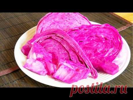 КВАШЕНАЯ КАПУСТА ПО ГУРИЙСКИ  ПОНРАВИТСЯ ВСЕМ
Вкуснейшая капуста, засоленная по-гурийски со свеклой - потрясающе вкусная и необыкновенно красивая. Соленый рассол - главное условие. 

Ингредиенты

Капуста - 1 крупный вилок (3 кг)
Свекла - 3 шт.
Сельдерей - 2-3 стебля (можно заменить пучком петрушки)
Чеснок - 10 зубчиков
Перец горький - 1 стручок
Перец черный горошком - 10 шт.
Перец душистый горошком - 5 шт.

Рассол

Вода - 1 л
Соль - 2 ст. ложки