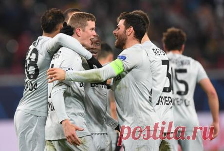 Футбольный клуб «Байер» впервые в истории стал чемпионом Германии. Команда опережает ближайших преследователей сразу на 16 очков.