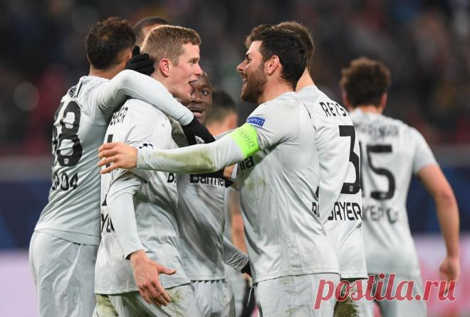 Футбольный клуб «Байер» впервые в истории стал чемпионом Германии. Команда опережает ближайших преследователей сразу на 16 очков.