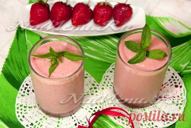 Молочный коктейль с клубникой, бананом и мороженым