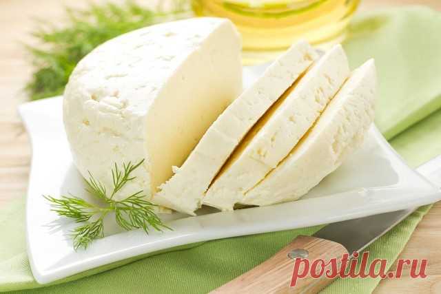 Очень вкусный сыр — сулугуни, готовится легко и быстро! 
на 100грамм - 80.94 ккал Б/Ж/У - 4.23/5.3/3.94

Ингредиенты: 
1 л. молока
1 ст. л. соли
200 мл. сметаны
3 яйца 

Приготовление: 
В молоко добавить соль и закипятить
Пока молоко закипает...
Смешиваем сметану с яйцами...
Выливаем в кипящее молоко...
и медленно помешиваем... Не переживайте, если сразу не появляются хлопья, они начнут быстро появляться после закипания...
кипятим 3-4 минуты, как только все свернулось...
в...