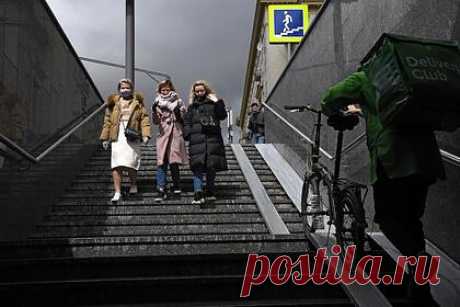 В Москве каршеринг заехал в подземный переход. В Москве в районе съезда с Кутузовского проспекта на Рублевское шоссе автомобиль каршеринга заехал в подземный переход. Согласно сообщению, авария произошла около 06:00 3 апреля. Пешеходов в переходе не было, в автомобиле находилось два человека, информации об их состоянии нет.