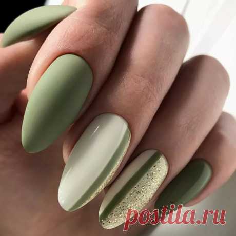 Зеленый маникюр с полосками