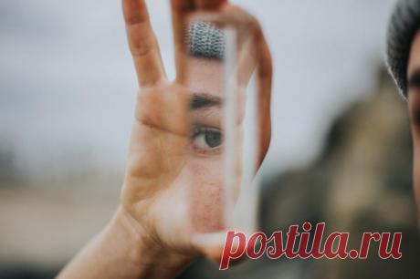 Когнитивные искажения — это ошибки в человеческом мышлении, своего рода логические ловушки. В определенных ситуациях мы склонны действовать по сложившимся шаблонам, даже когда нам кажется, что мы исходим из здравого смысла.    Предлагаем вам избежать 9 распространенных ловушек, которые лишают нас объективности.