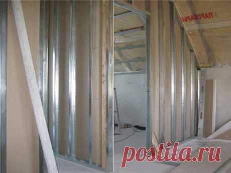 Перегородки на мансарде: каркас, прокладка проводов, установка двери