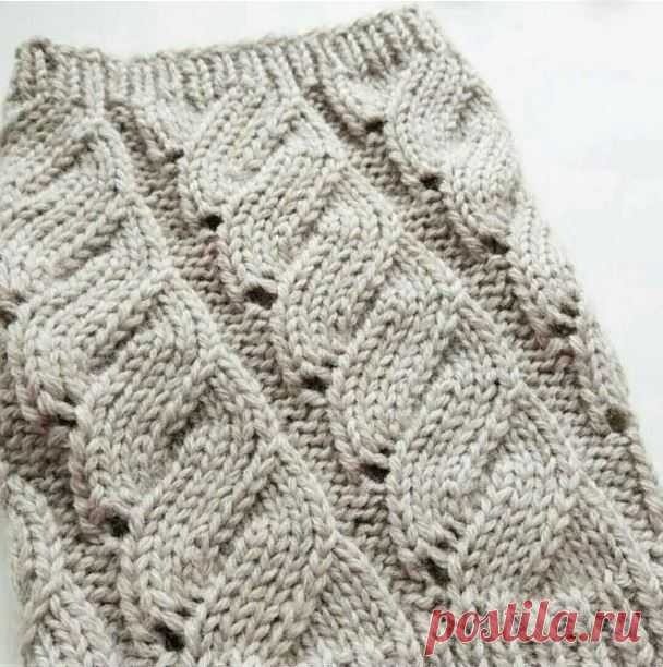 Вязаный свитер спицами с ложной косой - схема