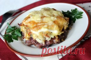 Стожки - блюдо из мясного фарша.
Для приготовления стожков понадобится:
фарш мясной - 0,5 кг;
яйца крутые - 3 штуки;
лук репчатый - 2 головки;
картофель - 2 штуки;
сыр - 100 г;
молотые перцы по вкусу,
домашний майонез или подобный ему соус.
для соуса:
сырой желток яйца - 1 штука;
масло подсолнечное - 50 мл;
масло горчичное - 2 ст. ложки;
горчица готовая - 1/3 ч. ложки;
щепотка соли.
Для приготовления соуса соединить желток, масло подсолнечное, масло горчичное, горчицу, соль.
Ингредиенты пере