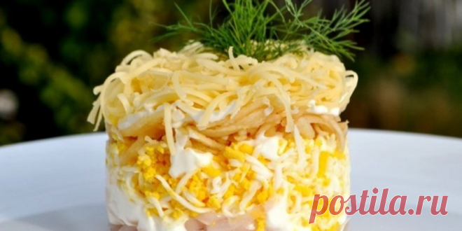 Салат с яблоками и сыром.