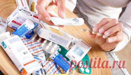 Какие препараты опасно принимать просроченными? С этим вопросом сталкивался почти каждый, обнаружив в домашней аптечке препарат с истекшим сроком годности. Ответ на него зависит от конкретного лекарства. Какие препараты точно принимать нельзя?