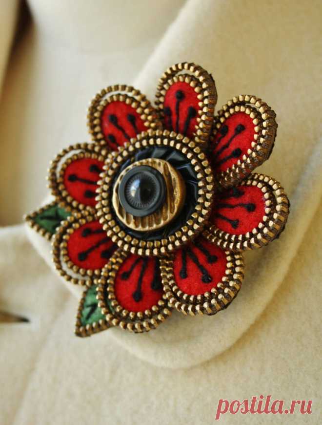 Felt and zipper flower brooch...red