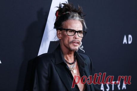 Вторая женщина обвинила солиста Aerosmith в сексуальном насилии. Вторая женщина подала судебный иск против солиста американской рок-группы Aerosmith и отца актрисы Лив Тайлер Стивена Тайлера, обвинив его в харассменте. Об этом пишет Rolling Stone. Пострадавшая по имени Жанна Беллино заявила, что певец подверг ее сексуальному насилию, когда она была подростком.