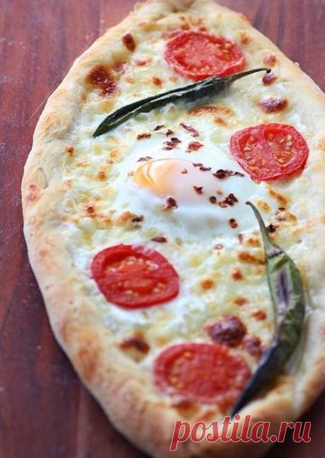 #рецепты@nice_food 
| #рецепты | #высокая_кухня | 

Пиде 

Ингредиенты: 

400 г муки 
270 мл воды 
1 чайная ложка сахара (по желанию) 
1 чайная ложка соли с горкой 
10 г дрожжей 
Для начинки: 
тертый сыр 
помидоры 
перец чили 
Яйцо 

Приготовление: 

Первый день: 
Смешать муку и соль. Растворить дрожжи и сахар в воде комнатной температуры и всыпать муку с солью. Тщательно перемешать. 
Дать подняться тесту в холодильнике в течение 8-10 часов. 
Турецкая Pide 
Второй день: 
Р...