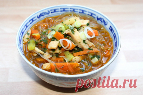 Китайский куриный суп.  
Рецепт ароматного китайского супа с курицей, корнем петрушки, морковью, стеклянной лапшой (Фунчоза), имбирем и соевым соусом.